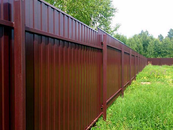Сколько стоит строительство забора из профнастила